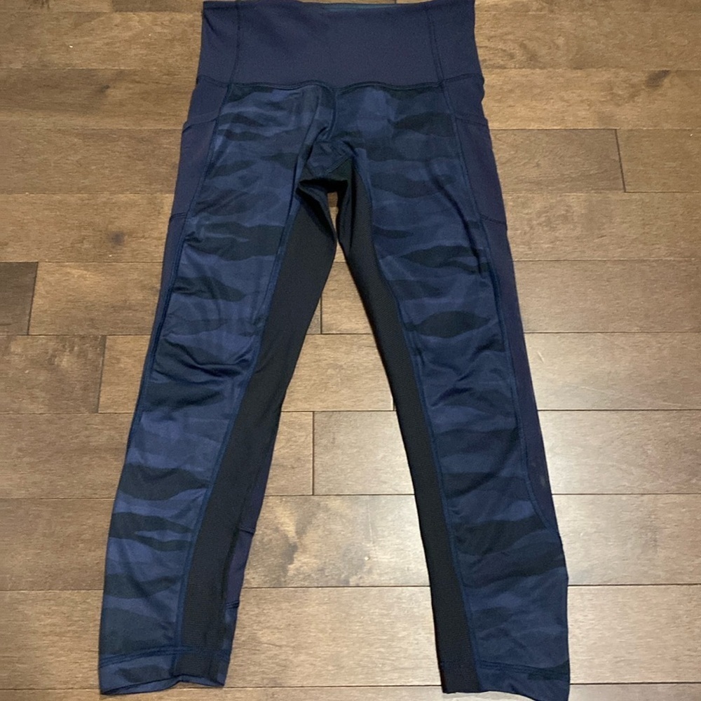 Lululemon - Crop 21” Capri Sz 4 blue stretchy camo leggings